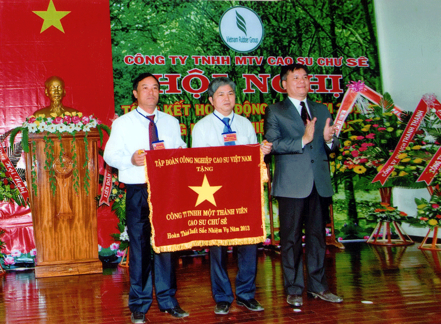 Công ty TNHH một thành viên Cao su Chư Sê nhận cờ thi đua hoàn thành xuất sắc nhiệm vụ năm 2013. Ảnh: Thanh Nhật Công ty TNHH một thành viên Cao su Chư Sê nhận cờ thi đua hoàn thành xuất sắc nhiệm vụ năm 2013. Ảnh: Thanh Nhật