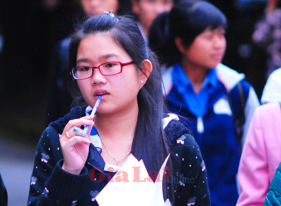 Nhiều thí sinh bước ra phòng thi chiều nay trên khuôn mặt nặng trĩu ưu tư về kết quả bài làm. Ảnh: Ngô Khắc Lịch Nhiều thí sinh bước ra phòng thi chiều nay trên khuôn mặt nặng trĩu ưu tư về kết quả bài làm. Ảnh: Ngô Khắc Lịch