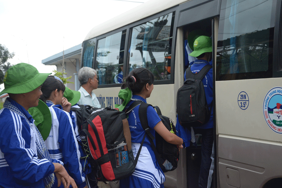 Thanh niên tình nguyện lên đường đến với buôn làng. Ảnh: Minh Triều