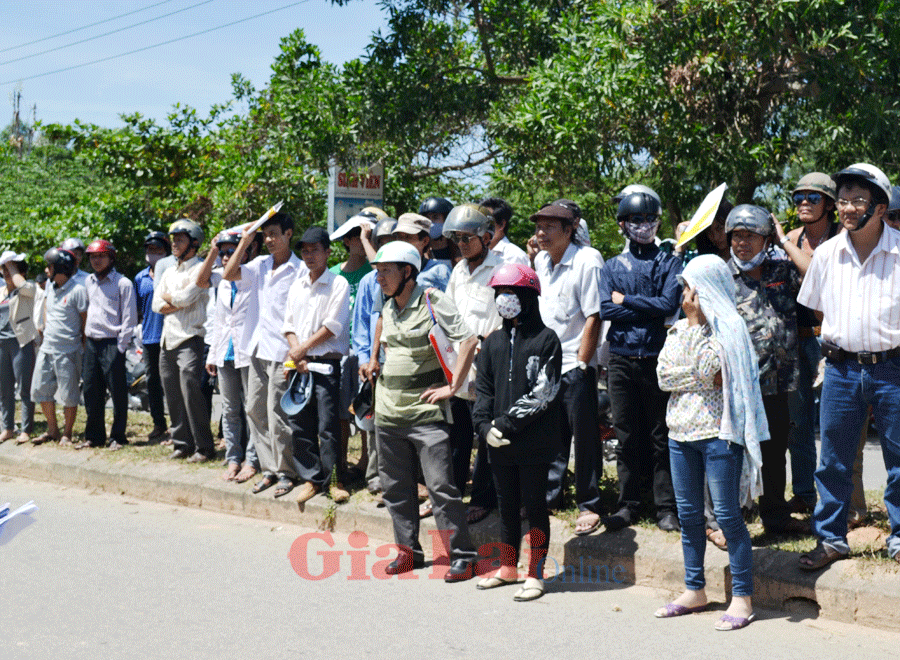Phụ huynh kiên trì xếp hàng đợi con dưới cái nắng gay gắt của Huế. Ảnh: Lê Hòa Phụ huynh kiên trì xếp hàng đợi con dưới cái nắng gay gắt của Huế. Ảnh: Lê Hòa