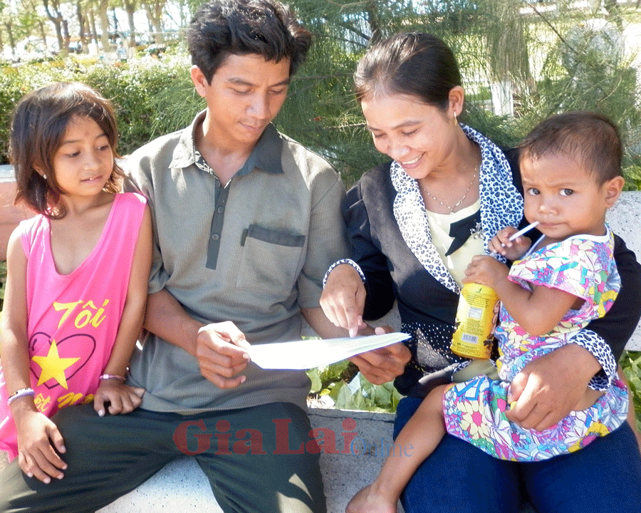 Chia sẻ cùng chồng con sau giờ thi. Ảnh: Trần Dung Chia sẻ cùng chồng con sau giờ thi. Ảnh: Trần Dung