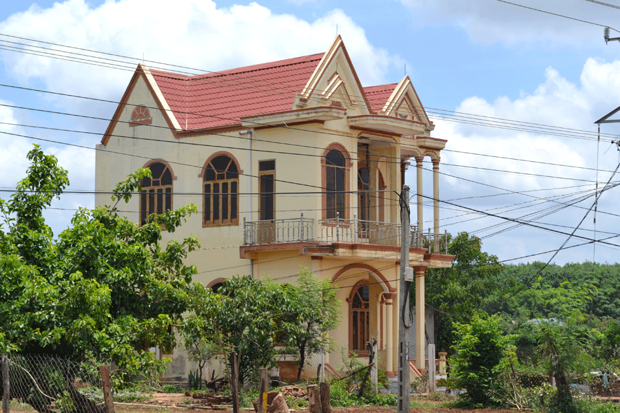 Những ngôi nhà khang trang mọc lên ngày càng nhiều ở đất Hòa Sơn. Ảnh: Lê Hòa Những ngôi nhà khang trang mọc lên ngày càng nhiều ở đất Hòa Sơn. Ảnh: Lê Hòa