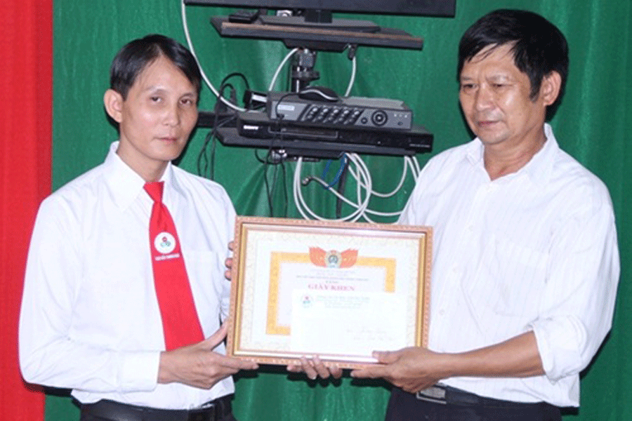 Đại diện hãng taxi Bắc Trung Nam biểu dương và tặng bằng khen cho tài xế Minh. Ảnh: Xuân Trường Đại diện hãng taxi Bắc Trung Nam biểu dương và tặng bằng khen cho tài xế Minh. Ảnh: Xuân Trường