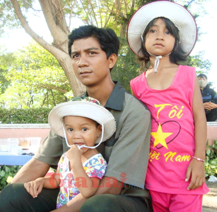 Ba cha con hồi hộp chờ mẹ hoàn thành bài thi. Ảnh: Trần Dung Ba cha con hồi hộp chờ mẹ hoàn thành bài thi. Ảnh: Trần Dung