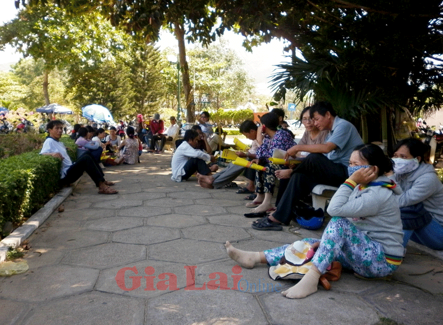 Phụ huynh vất vả tìm chỗ tránh nắng. Ảnh: Nguyễn Giang Phụ huynh vất vả tìm chỗ tránh nắng. Ảnh: Nguyễn Giang