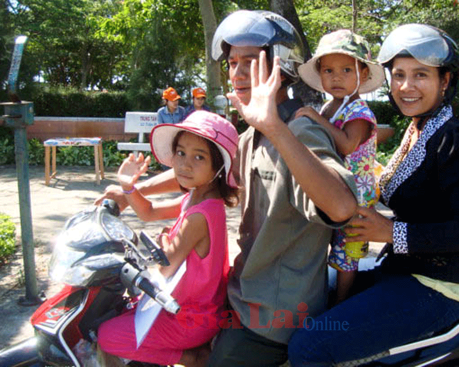 Kết thúc đợt thi, cả gia đình quay trở về với buôn, làng. Ảnh: Nguyễn Giang Kết thúc đợt thi, cả gia đình quay trở về với buôn, làng. Ảnh: Nguyễn Giang