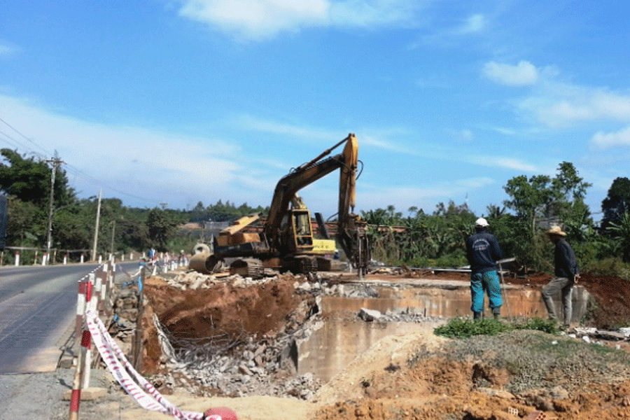 Tranh thủ ngày nắng để đảm bảo tiến độ công trình. Ảnh: Hà Duy Tranh thủ ngày nắng để đảm bảo tiến độ công trình. Ảnh: Hà Duy