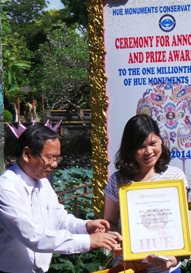 Bà Hồ Mai Phương là vị khách thứ một triệu tham quan di tích Huế năm 2014. Ảnh: Bùi Oanh