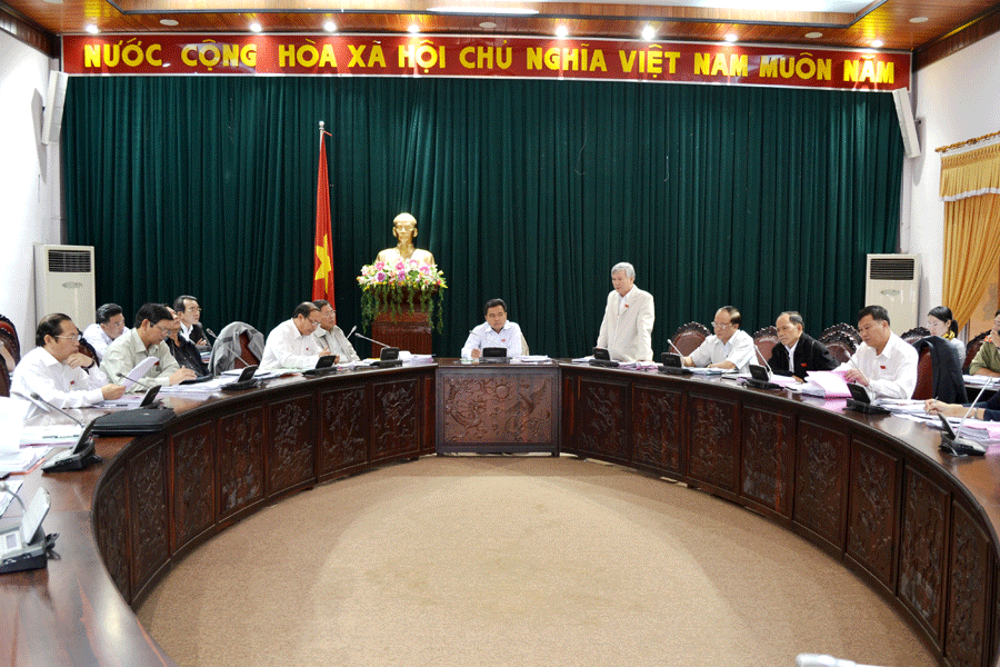  Thảo luận tổ thu hút nhiều ý kiến đóng góp quý báu từ các đại biểu HĐND. Ảnh: Lê Hòa 