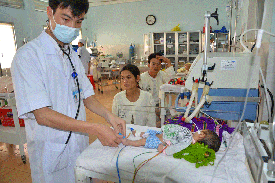 Bé trai 7 ngày tuổi bị uốn ván đang điều trị tại Bệnh viện Đa khoa tỉnh. Ảnh: Đức Phương