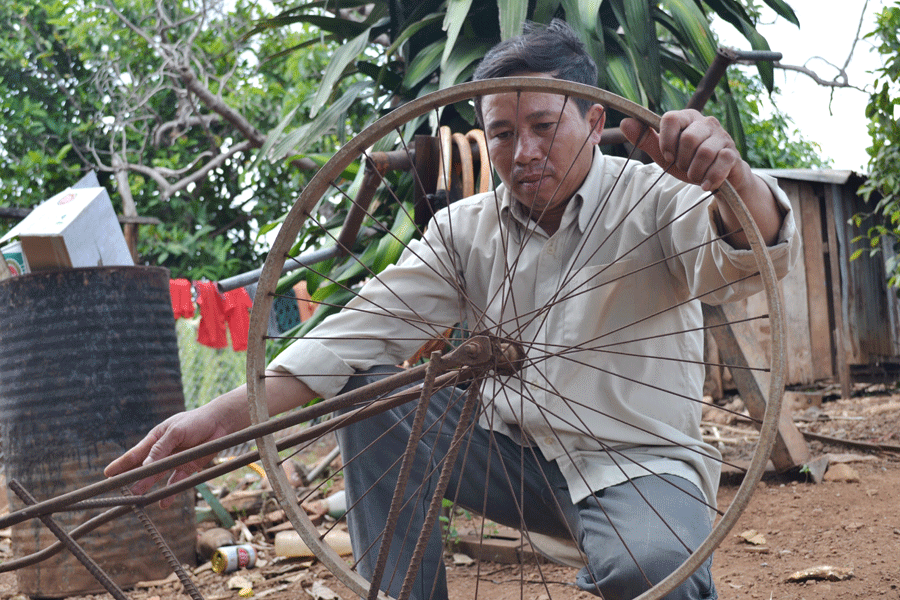 Với anh Quang, chiếc máy cày tay cải tiến xứng đáng coi là một kỷ vật... Ảnh: Lê Hòa Với anh Quang, chiếc máy cày tay cải tiến xứng đáng coi là một kỷ vật... Ảnh: Lê Hòa