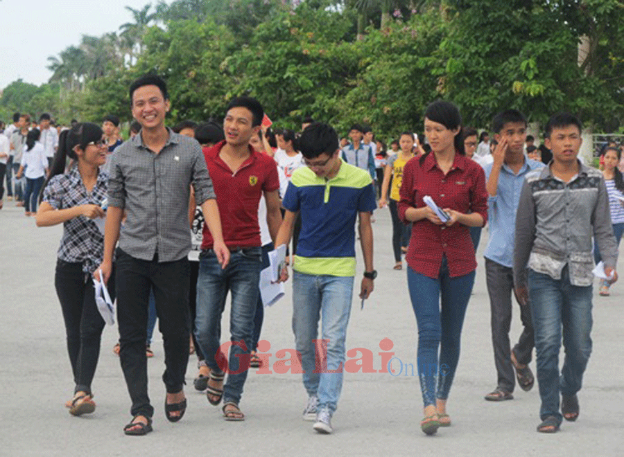 Các thí sinh tại Thanh Hóa khá thoải mái ra khỏi phòng thi vì đề Vật lý không quá khó. Ảnh: Xuân Trường Các thí sinh tại Thanh Hóa khá thoải mái ra khỏi phòng thi vì đề Vật lý không quá khó. Ảnh: Xuân Trường