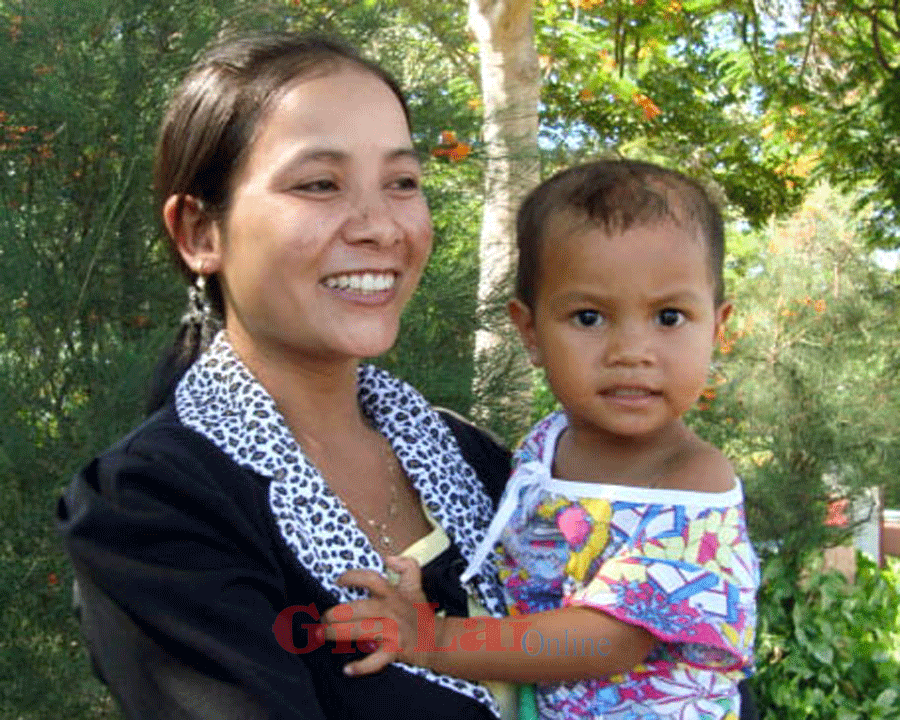 Hạnh phúc của người chị Gợi sau giờ thi. Ảnh: Nguyễn Giang Hạnh phúc của người chị Gợi sau giờ thi. Ảnh: Nguyễn Giang