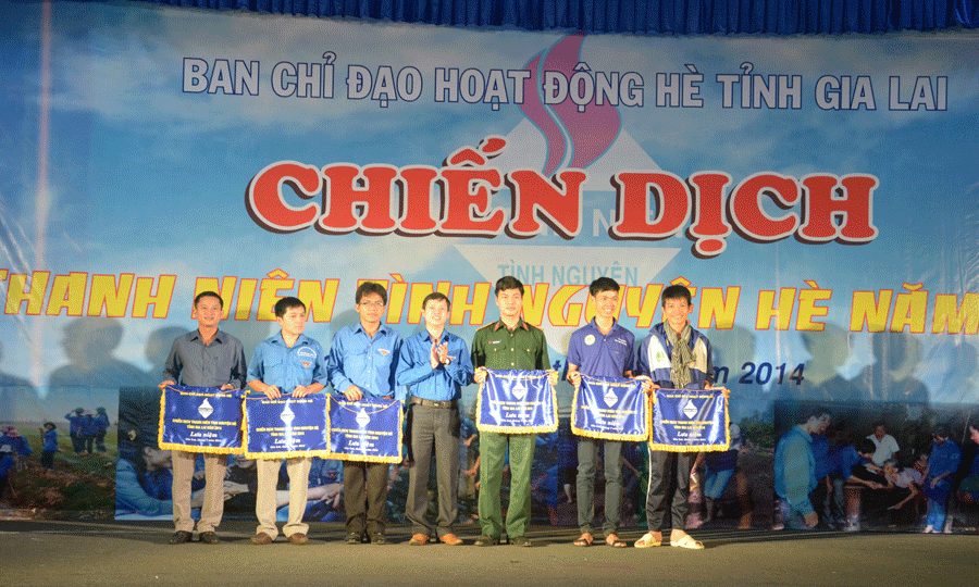 Ban chỉ huy chiến dịch hè tặng cờ lưu niệm cho đội tình nguyện. Ảnh: Minh Triều