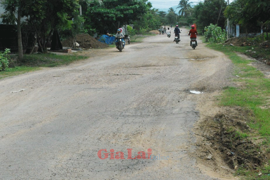 Dân khốn đốn vì đường xuống cấp. Ảnh: Hoành Sơn