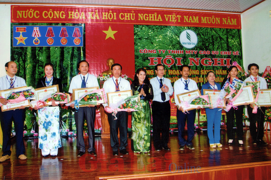 Tại Hội nghị sản xuất kinh doanh hàng năm 2014 của Công ty TNHH một thành viên Cao su Chư Sê. Ảnh: Thanh Nhật Tại Hội nghị sản xuất kinh doanh hàng năm 2014 của Công ty TNHH một thành viên Cao su Chư Sê. Ảnh: Thanh Nhật