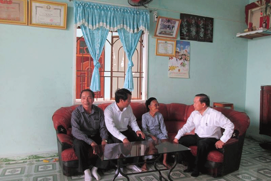 Ông Phạm Đình Thu và lãnh đạo Thị ủy, UBND thị xã động viên bà Mai Thị Xử sống khỏe, gương mẫu và động viên con cháu sống và làm việc theo pháp luật. Ảnh: Hồng Thương Ông Phạm Đình Thu và lãnh đạo Thị ủy, UBND thị xã động viên bà Mai Thị Xử sống khỏe, gương mẫu và động viên con cháu sống và làm việc theo pháp luật. Ảnh: Hồng Thương