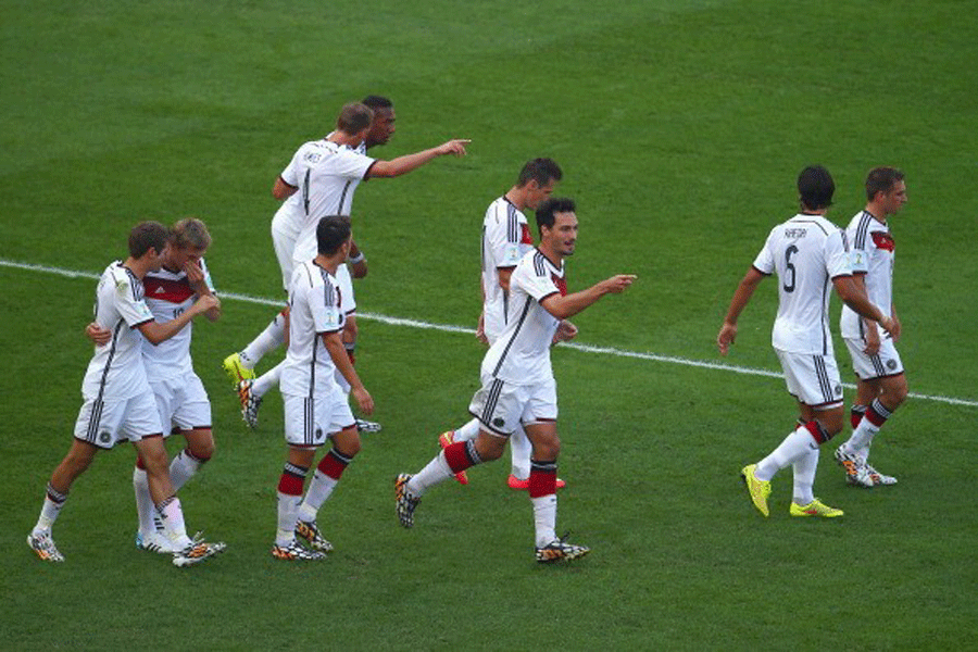 Tuyển Đức lần thứ 4 liên tiếp có mặt ở một kỳ World Cup. Tuyển Đức lần thứ 4 liên tiếp có mặt ở một kỳ World Cup.