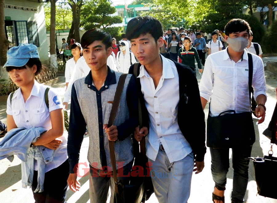 Nhiều thí sinh rời phòng thi môn Vật lý với tâm trạng nặng nề. Ảnh: Trần Dung Nhiều thí sinh rời phòng thi môn Vật lý với tâm trạng nặng nề. Ảnh: Trần Dung