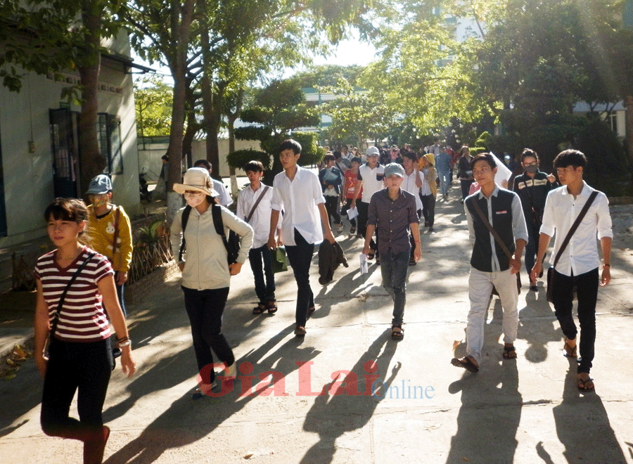 Nhiều thí sinh chưa hoàn thành bài làm của mình. Ảnh: Nguyễn Giang Nhiều thí sinh chưa hoàn thành bài làm của mình. Ảnh: Nguyễn Giang