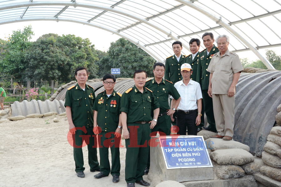 Chụp hình lưu niệm cùng đồng đội bên hầm Đờ-cát-điểm cuối cùng chấm dứt Chiến dịch Điện Biên Phủ. Ảnh: Minh Triều  Chụp hình lưu niệm cùng đồng đội bên hầm Đờ-cát-điểm cuối cùng chấm dứt Chiến dịch Điện Biên Phủ. Ảnh: Minh Triều