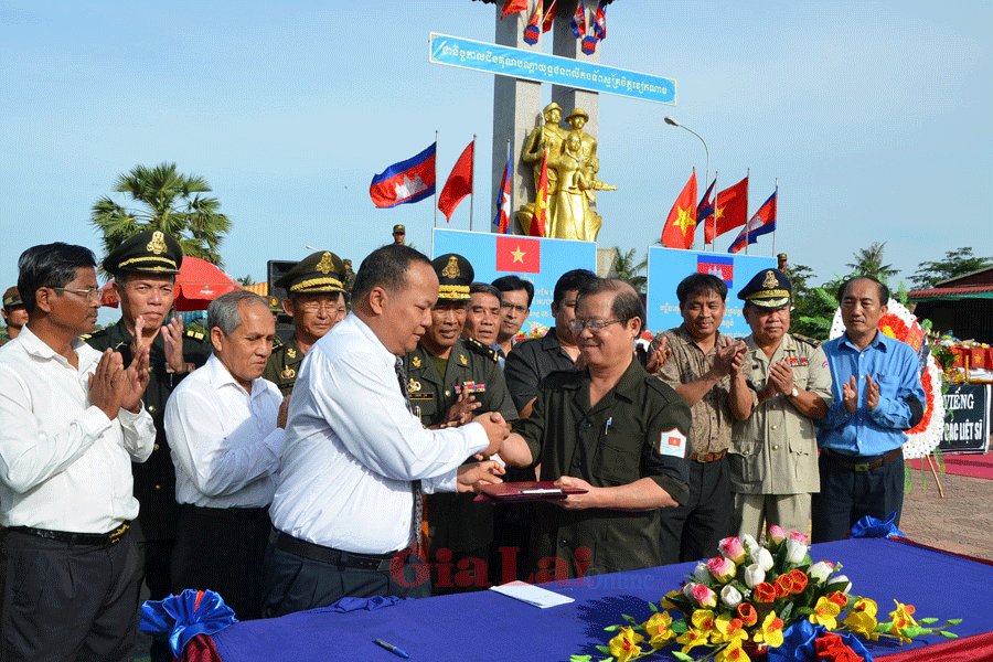 Ban Chuyên trách 2 tỉnh Gia Lai-Preah Vihear ký biên bản bàn giao hài cốt liệt sĩ. Ảnh: Đức Phương Ban Chuyên trách 2 tỉnh Gia Lai-Preah Vihear ký biên bản bàn giao hài cốt liệt sĩ. Ảnh: Đức Phương