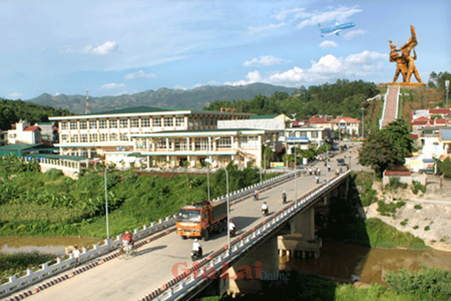 Tượng đài Chiến thắng Điện Biên trong lòng thành phố.