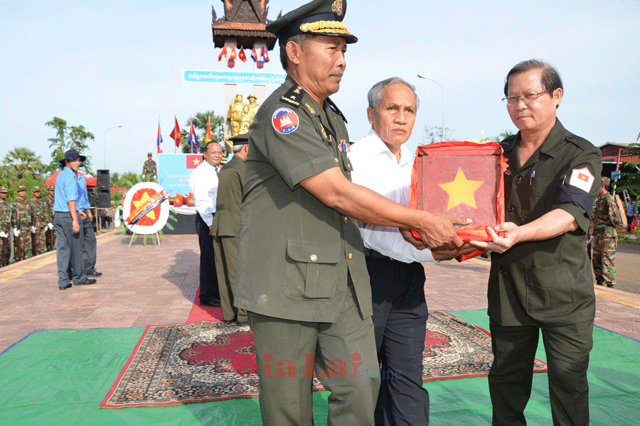 Lãnh đạo Ban Chuyên trách tỉnh Gia Lai và Preah Vihear đưa tiễn các liệt sĩ về với đất mẹ Việt Nam. Ảnh: Đức Phương Lãnh đạo Ban Chuyên trách tỉnh Gia Lai và Preah Vihear đưa tiễn các liệt sĩ về với đất mẹ Việt Nam. Ảnh: Đức Phương
