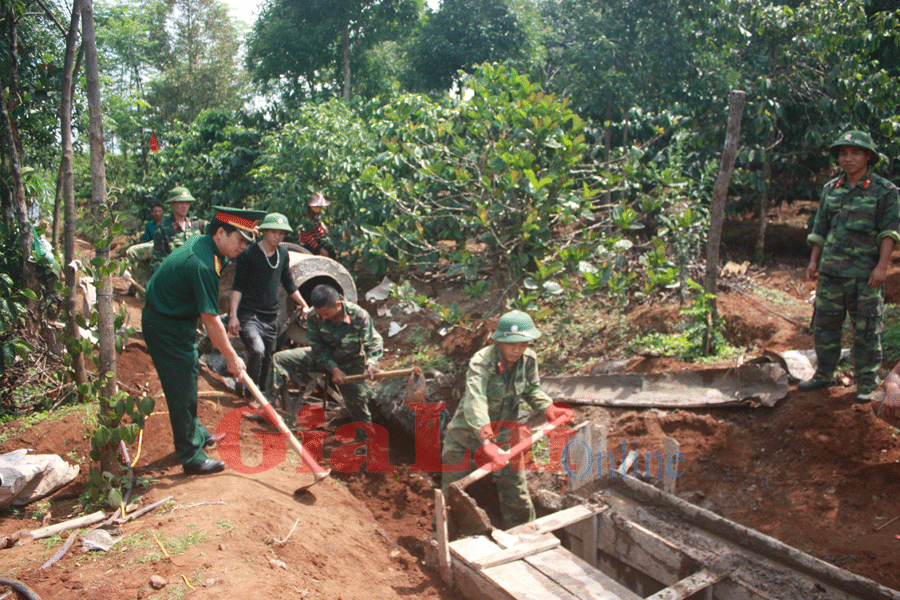 Đổ bê tông đoạn cuối con mương. Ảnh: Hùng Tấn Đổ bê tông đoạn cuối con mương. Ảnh: Hùng Tấn