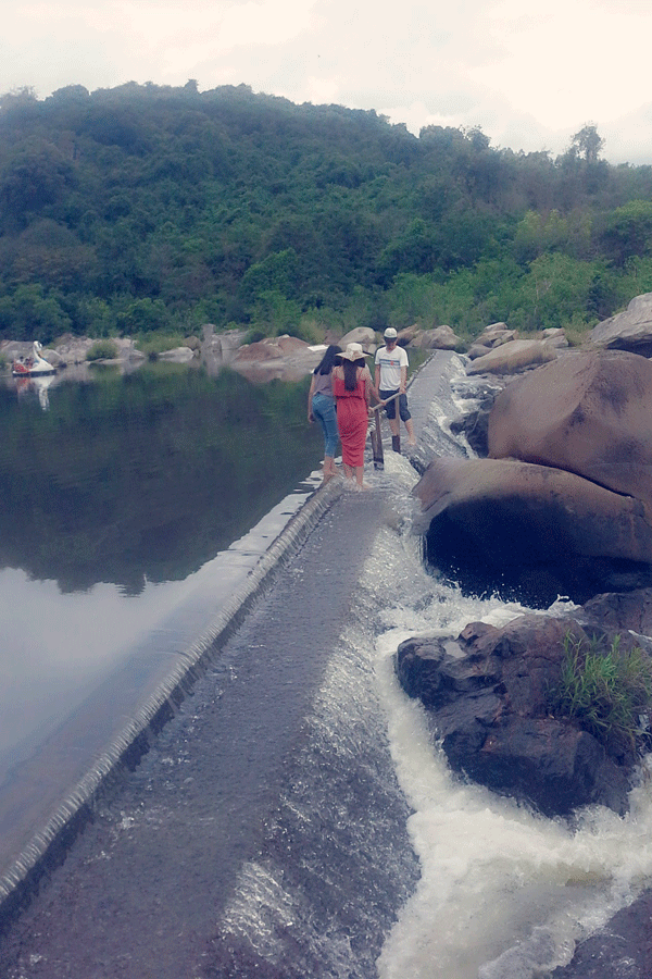 Bờ Đập Hầm Hô-nơi dòng nước mát rượi không ngừng chảy qua. Ảnh: Tú Uyên Bờ Đập Hầm Hô-nơi dòng nước mát rượi không ngừng chảy qua. Ảnh: Tú Uyên