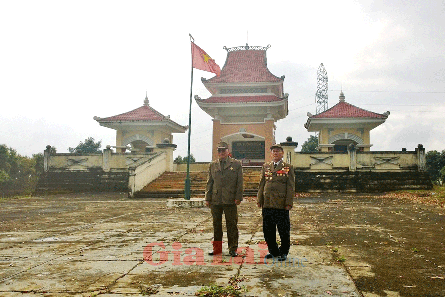 Các cựu chiến binh Trung đoàn 96 năm xưa đến thăm đồng đội đã ngã xuống tại cây số 15. Ảnh: Lê Hòa Các cựu chiến binh Trung đoàn 96 năm xưa đến thăm đồng đội đã ngã xuống tại cây số 15. Ảnh: Lê Hòa