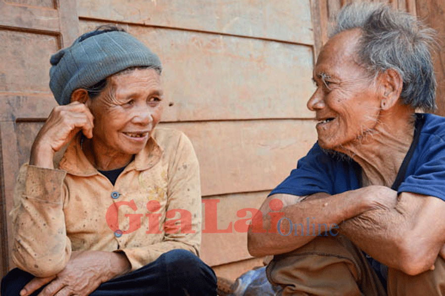 Vợ chồng già Siu Năt nhớ lại những ký ức đánh giặc cùng Anh hùng Kpă Klơng. Ảnh Minh Triều