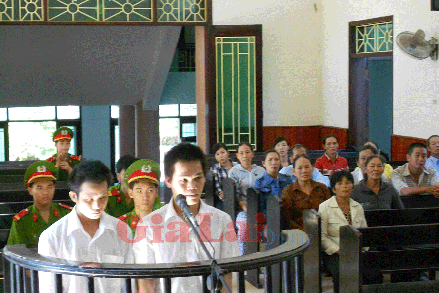  Hai bị cáo: Lê Xuân Văn (bên phải và Hồ Văn Châu, (bên trái) trước vành móng ngựa. Ảnh: Nguyễn Xuân 