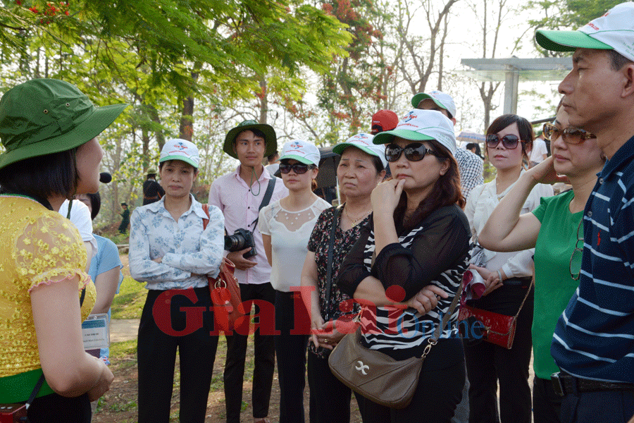 Khách tham quan nghe hướng dẫn viên giới thiệu về trận đánh đồi A1. Ảnh: Minh Triều  Khách tham quan nghe hướng dẫn viên giới thiệu về trận đánh đồi A1. Ảnh: Minh Triều