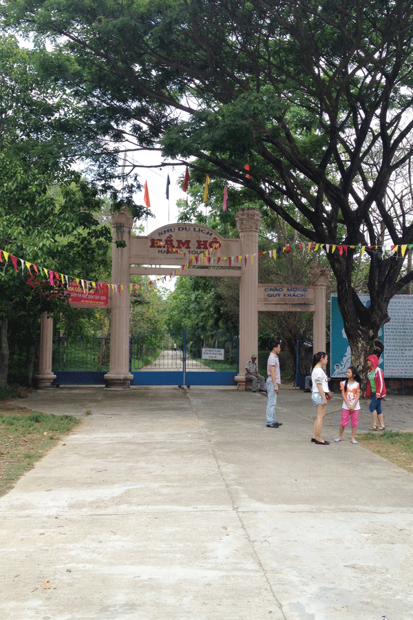 Khu du lịch sinh thái Hầm Hồ cách thành phố Quy Nhơn 50 km về phía Tây Bắc. Ảnh: Tú Uyên Khu du lịch sinh thái Hầm Hồ cách thành phố Quy Nhơn 50 km về phía Tây Bắc. Ảnh: Tú Uyên