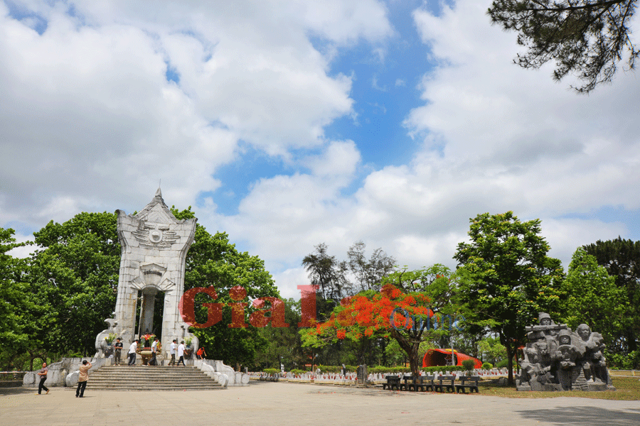 Người dân ở khắp mọi miền về dâng hương tại Đền tưởng niệm tại Nghĩa trang Trường Sơn. Ảnh: Nguyễn Giác Người dân ở khắp mọi miền về dâng hương tại Đền tưởng niệm tại Nghĩa trang Trường Sơn. Ảnh: Nguyễn Giác