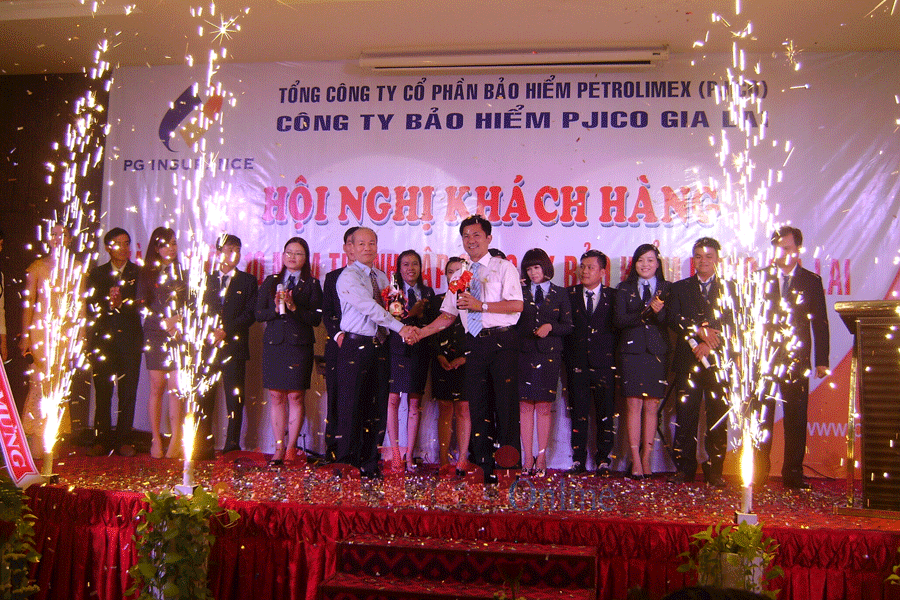 Tổng Công ty cổ phần Bảo hiểm PJICO Việt Nam trao bằng khen cho các đại lý xuất sắc của Công ty bảo hiểm PJICO Gia Lai. Ảnh: Đinh Yến Tổng Công ty cổ phần Bảo hiểm PJICO Việt Nam trao bằng khen cho các đại lý xuất sắc của Công ty bảo hiểm PJICO Gia Lai. Ảnh: Đinh Yến