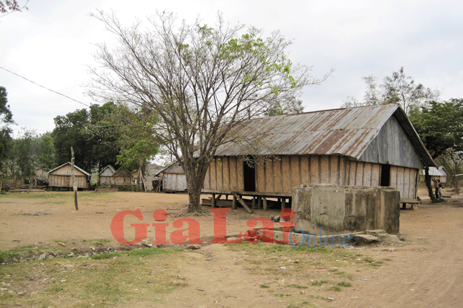 Những mái nhà sàn vẫn còn tồn tại nhiều ở làng Stơr. Ảnh Hồng Thi Những mái nhà sàn vẫn còn tồn tại nhiều ở làng Stơr. Ảnh Hồng Thi