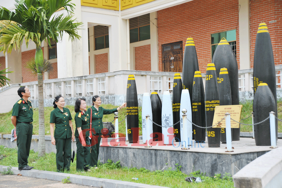 Những quả bom còn sót lại trên vùng đất Quảng Trị anh hùng. Ảnh: Nguyễn Giác Những quả bom còn sót lại trên vùng đất Quảng Trị anh hùng. Ảnh: Nguyễn Giác
