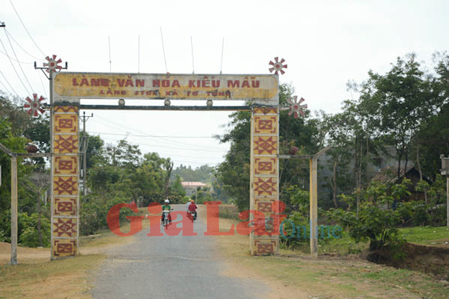 Đường vào làng Stơr. Ảnh Minh Triều Đường vào làng Stơr. Ảnh Minh Triều