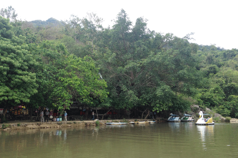 Bơi thuyền trên sông Kút. Ảnh: Tú Uyên Bơi thuyền trên sông Kút.