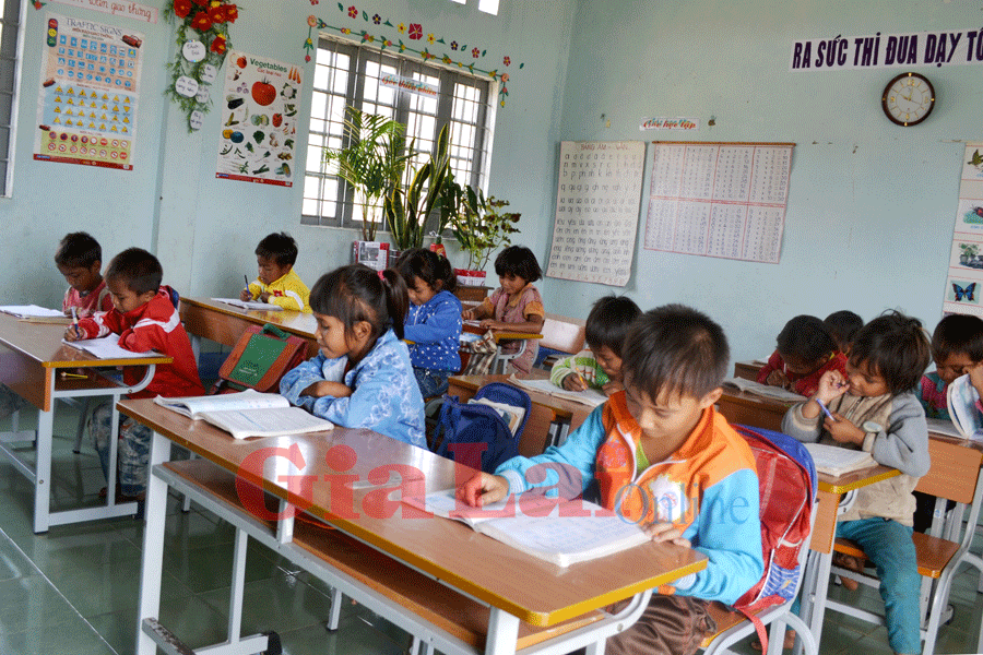 Một lớp học ở điểm trường làng Stơr. Ảnh: Lê Hòa Một lớp học ở điểm trường làng Stơr. Ảnh: Lê Hòa