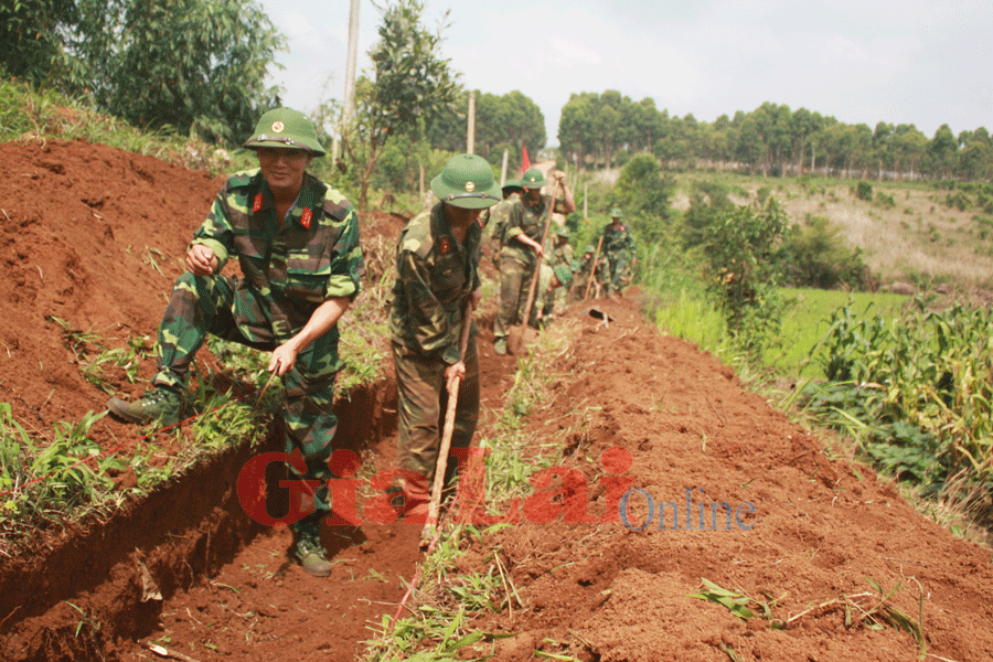 Đào mương trên sườn đồi. Ảnh: Hùng Tấn Đào mương trên sườn đồi. Ảnh: Hùng Tấn