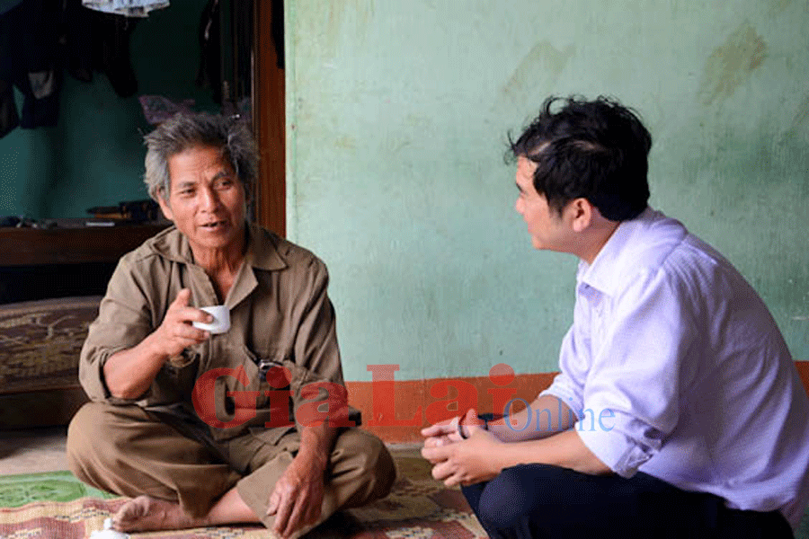 Già Đinh Yom kể chuyện về Bok Núp. Ảnh Minh Triều Già Đinh Yom kể chuyện về Bok Núp. Ảnh Minh Triều