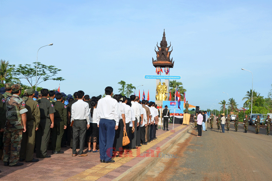 Lễ tiễn đưa hài cốt các liệt sĩ Quân Tình nguyện Việt Nam được tổ chức ngay dưới Đài tưởng niệm Quân Tình nguyện Việt Nam ở thành phố Preah Vihear, tỉnh Preah Vihear (Campuchia). Ảnh: Đức Phương Lễ tiễn đưa hài cốt các liệt sĩ Quân Tình nguyện Việt Nam được tổ chức ngay dưới Đài tưởng niệm Quân Tình nguyện Việt Nam ở thành phố Preah Vihear, tỉnh Preah Vihear (Campuchia). Ảnh: Đức Phương