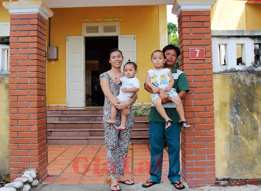 Hộ dân số 7 hạnh phúc trong sự bao bọc của quân và dân trên đảo Song Tử Tây. Ảnh: Phạm Quang Tiến