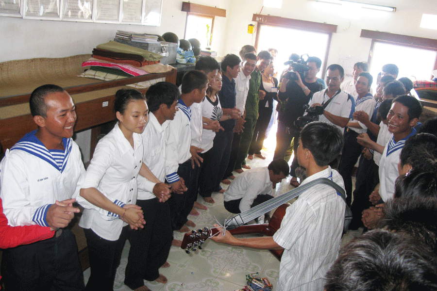 Diễn viên Nhà hát ca múa nhạc Đam San giao lưu văn nghệ với CB, CS Đảo An Bang-Quần đảo Trường Sa. Ảnh: Bích Hà Diễn viên Nhà hát ca múa nhạc Đam San giao lưu văn nghệ với CB, CS Đảo An Bang-Quần đảo Trường Sa. Ảnh: Bích Hà