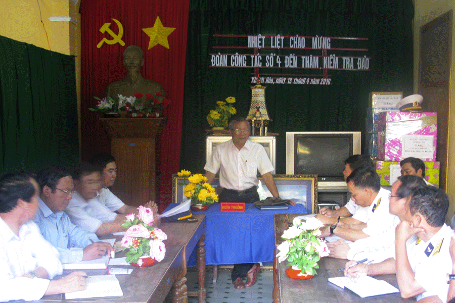 Chủ tịch UBND tỉnh Phạm Thế Dũng nói chuyện với cán bộ, chiến sĩ Nhà giàn DK1, tháng 4-2010. Ảnh: Bích Hà Chủ tịch UBND tỉnh Phạm Thế Dũng nói chuyện với cán bộ, chiến sĩ Nhà giàn DK1, tháng 4-2010. Ảnh: Bích Hà