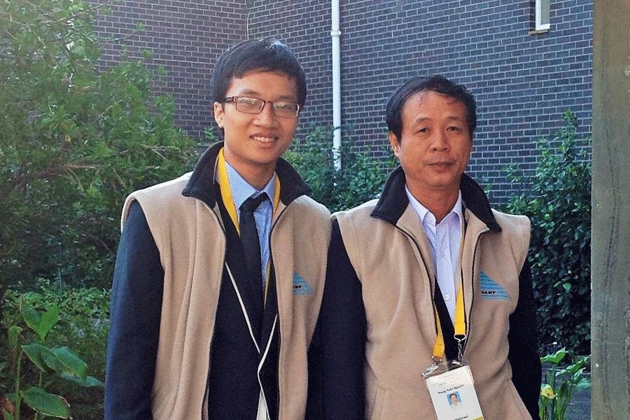  Thầy Nguyễn Trọng Tuấn (phải) và em Phạm Tuấn Huy.
