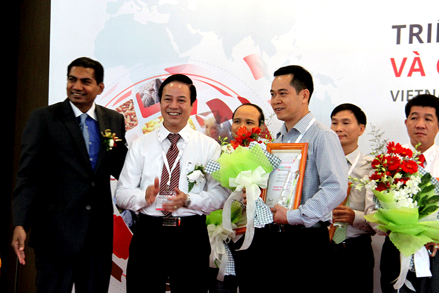  Đại diện Trang trại bò sữa Vinamilk-Nghệ An nhận giải thưởng “Trang trại bò sữa xuất sắc nhất Việt Nam năm 2014”. Ảnh: Hoàng Liêm